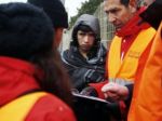 Úrady presviedčali migrantov v tábore pri Calais, aby odišli