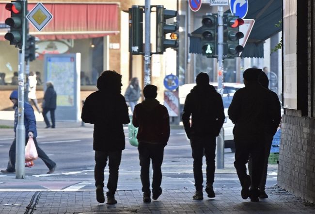 Desiatky migrantov obťažovali tri tínedžerky v Kieli