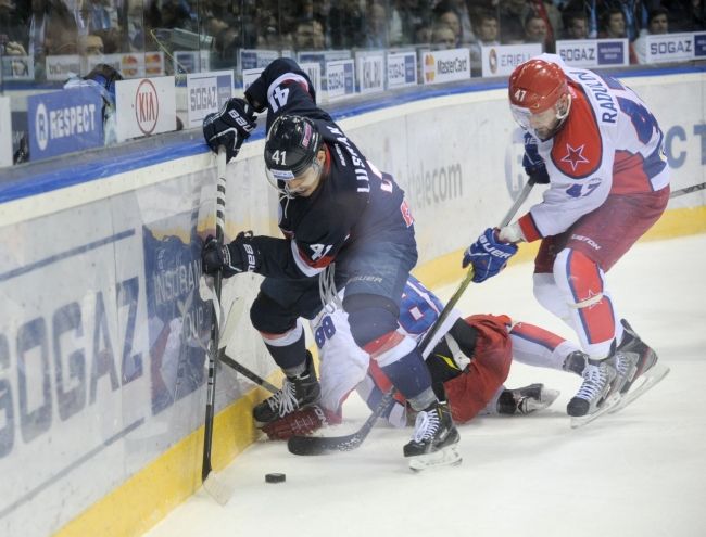 Video: Sezóna KHL sa pre Slovan skončila, pobil sa aj Brust