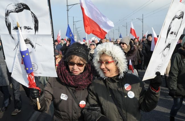 Ľudia vo Varšave protestovali proti vláde, obhajovali Walesu