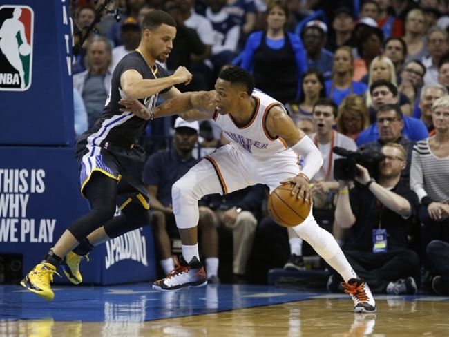 Video: Curry opäť vyvádzal, rozhodol ďalekonosnou trojkou