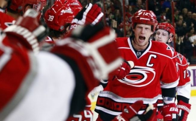 Carolina sa zbavila kapitána, Eric Staal putuje k 'jazdcom'