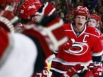 Carolina sa zbavila kapitána, Eric Staal putuje k 'jazdcom'