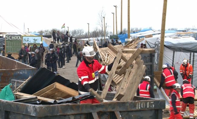 Úrady začali búrať tábor migrantov vo francúzskom Calais