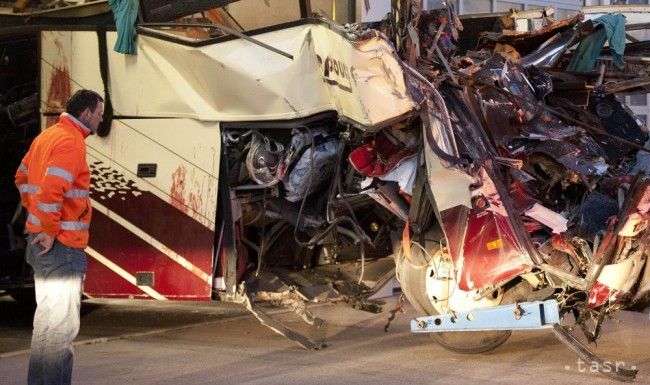 Autobus plný detí zišiel do priekopy, zranených je sedem ľudí