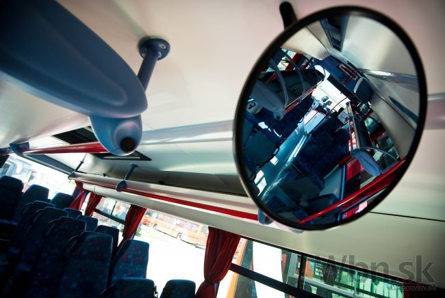 Autobus plný detí zišiel do priekopy, sedem ľudí sa zranilo