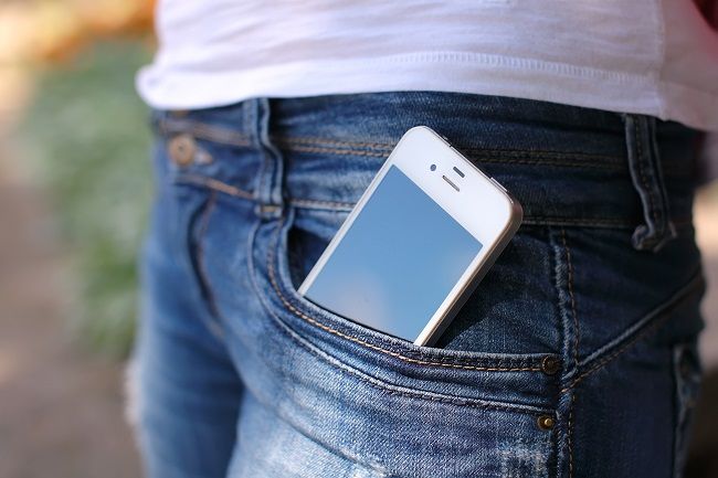 Mobilné telefóny drasticky ničia spermie u takmer polovice mužov