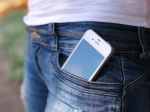 Mobilné telefóny drasticky ničia spermie u takmer polovice mužov