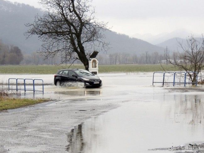 Vysoká hladina a silný vietor spôsobili záplavy pri jazere Balaton