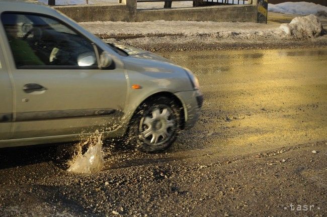 Vrakunčania môžu výtlky na cestách nahlasovať aj tento rok mailom