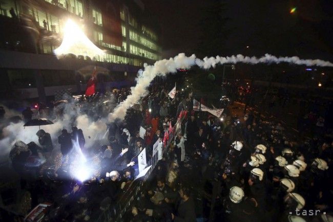 Turecko: Proti konfiškácii opozičného denníka protestovali stovky ľudí