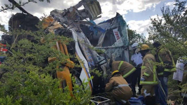 Autobusu vybuchla pneumatika, pri havárii zahynulo vyše 30 ľudí