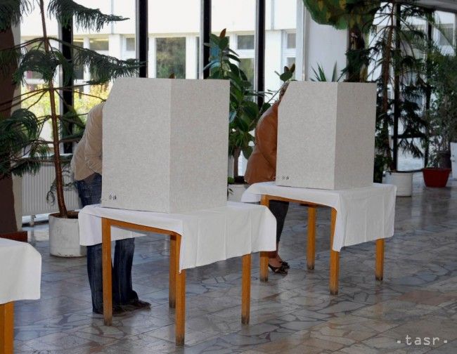 Vo zvolenskom hoteli čaká na 54 voličov 15-členná komisia