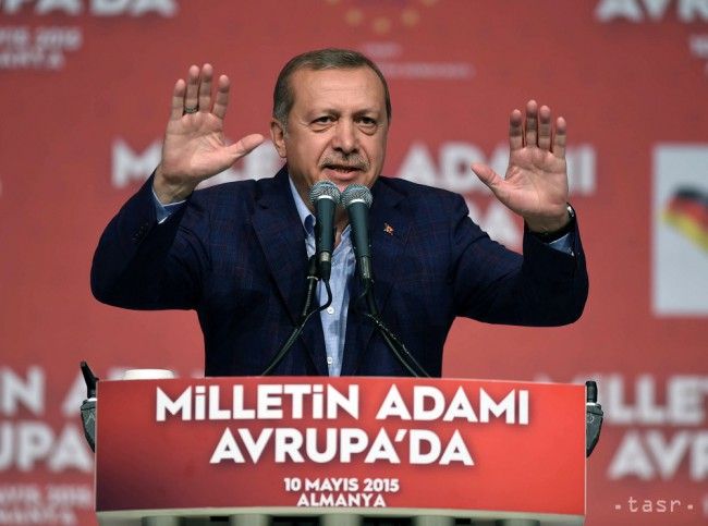 Na obálke denníka Zaman je po súdnom nariadení usmievajúci sa Erdogan