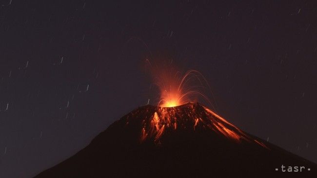 Ekvádorská sopka Tungurahua opäť chrlí lávu a popol