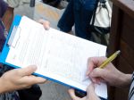 Petičná akcia proti hazardu bude v Bratislave ešte pokračovať