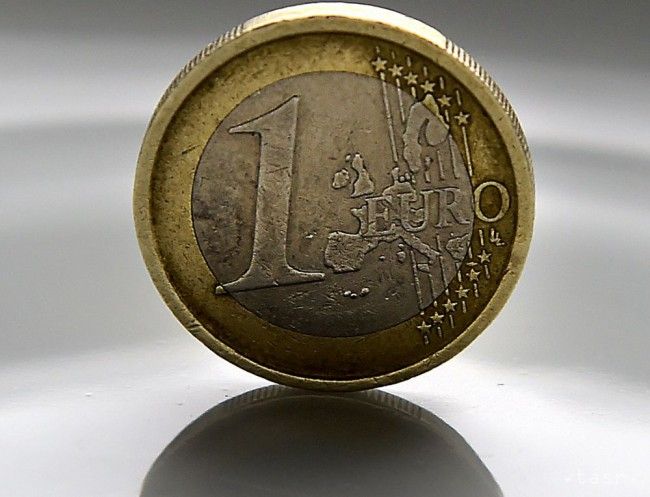 Euro si udržalo pondelňajšie zisky, predáva sa po 1,1025 USD