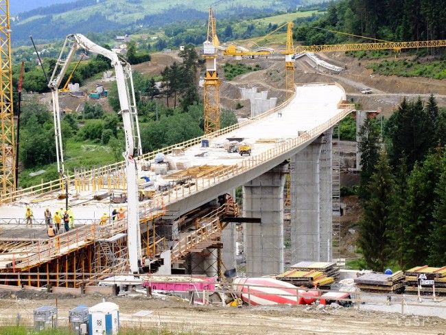 Najvyšší most v strednej Európe dnes preklenie medzinárodný koridor