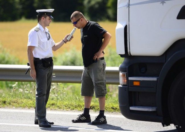 Polícia obvinila troch vodičov, ktorí mali šoférovať opití