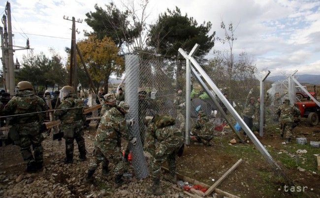 Hranice pre nelegálnych migrantov uzavrelo aj Macedónsko
