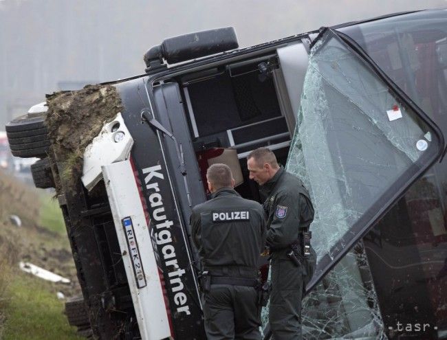 Pri troch dopravných nehodách v Česku a Nemecku sa zranilo 77 detí