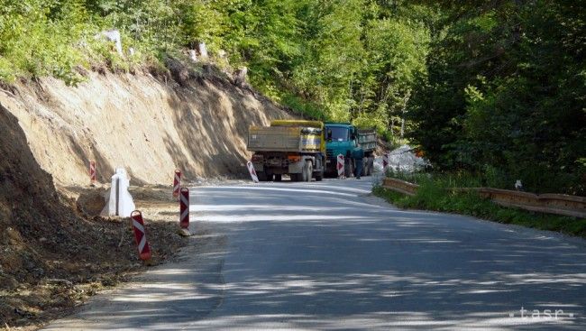 Na Petiči opravujú cestári zosuv krajnice, premávka je obmedzená