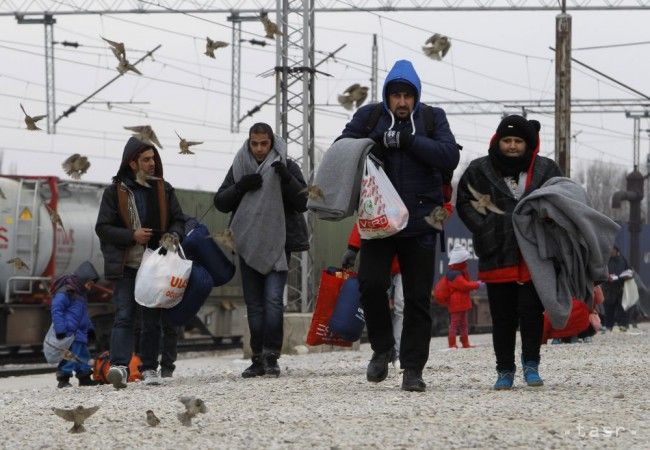 K srbsko-maďarským hraniciacm prichádzajú skupiny migrantov