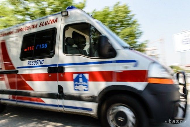 V Žiari nad Hronom sa auto zrazilo s autobusom, dvaja ľudia sú zranení