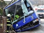 V Slanci sa zrazil autobus s nákladným autom, zasahuje desať hasičov