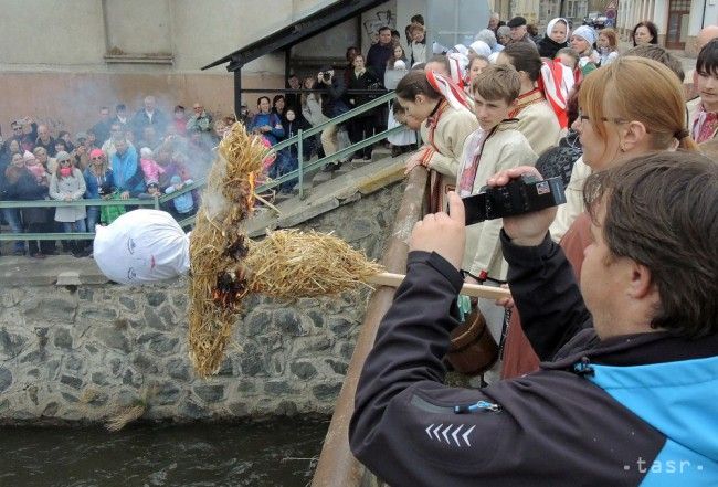 Vynesením Moreny sa vo Veľkých Teriakovciach rozlúčia so zimou