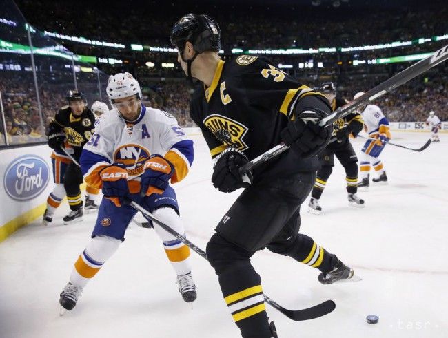 Boston zdolal Islanders, Buffalo uspelo nad Carolinou po predĺžení