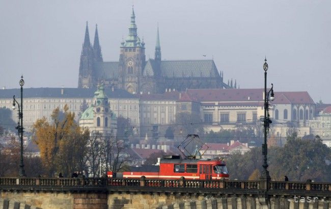 Čechom vzrástla priemerná mzda na 978 eur