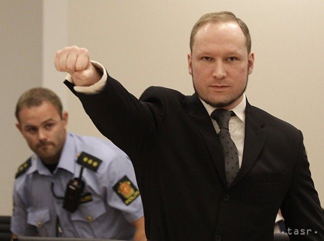 Breivik na začiatku procesu zdvihol ruku v nacistickom pozdrave