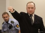 Breivik na začiatku procesu zdvihol ruku v nacistickom pozdrave