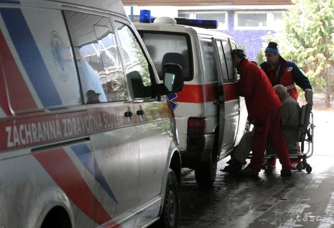 Polícia obvinila z korupcie 17 pracovníkov záchrannej služby