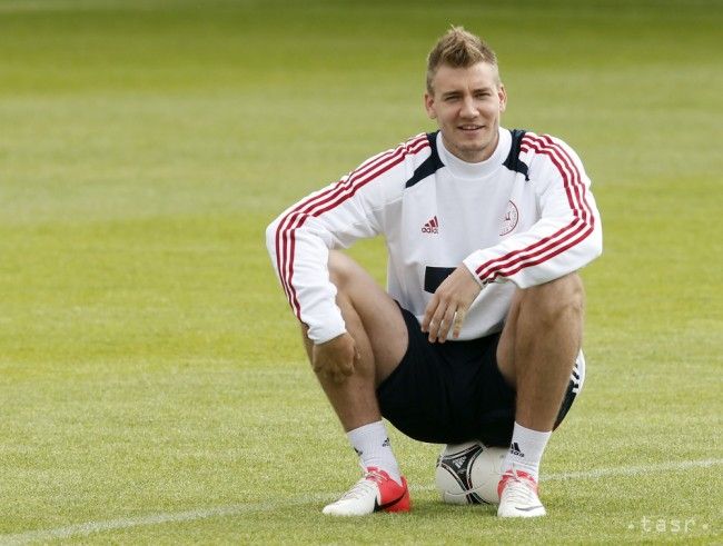 Bendtner z Wolfsburgu meškal na tréning a musel behať sám