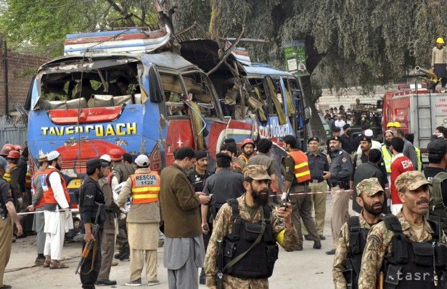 VIDEO: V autobuse s vládnymi zamestancami v Pakistane vybuchla bomba