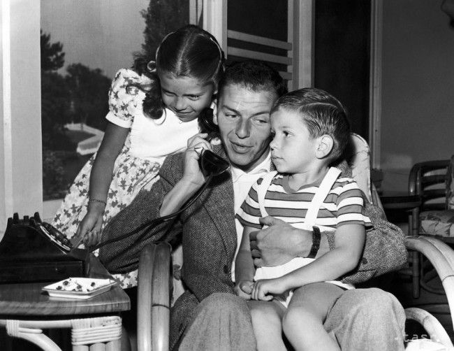 Vo veku 72 rokov náhle zomrel Frank Sinatra mladší