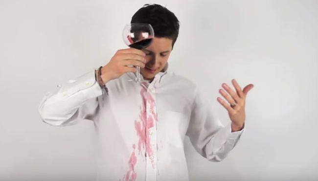 Video: Dá sa fľak od červeného vína skutočne odstrániť aplikáciou bieleho vína?