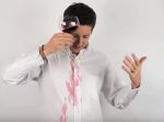 Video: Dá sa fľak od červeného vína skutočne odstrániť aplikáciou bieleho vína?
