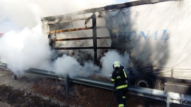 Na D1 pri Trnave v smere na Žilinu horel kamión