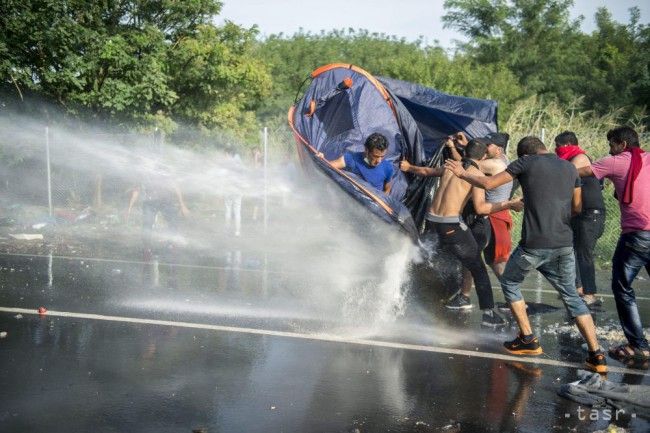 Maďarsko: Začal sa proces s migrantmi z vlaňajších nepokojov v Röszke