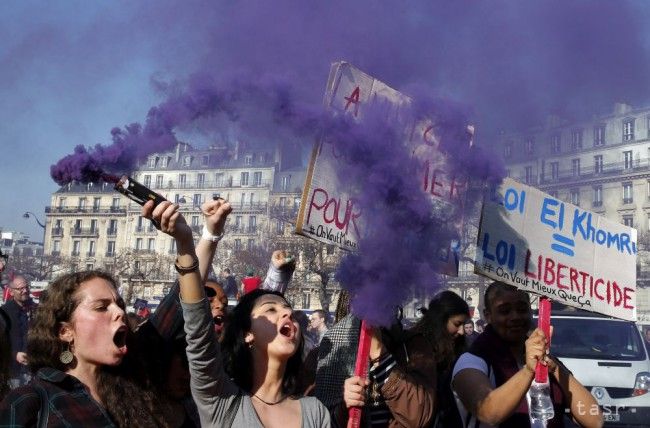 Mladí Francúzi protestovali proti navrhovaným reformám trhu práce