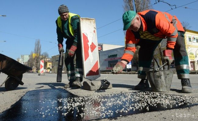 V uliciach Trebišova opravujú mestské komunikácie