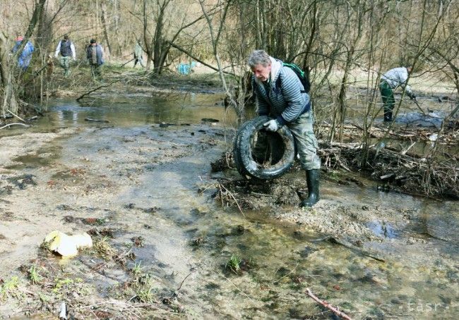 Rybári na hornej Nitre čistili pstruhové toky od odpadkov