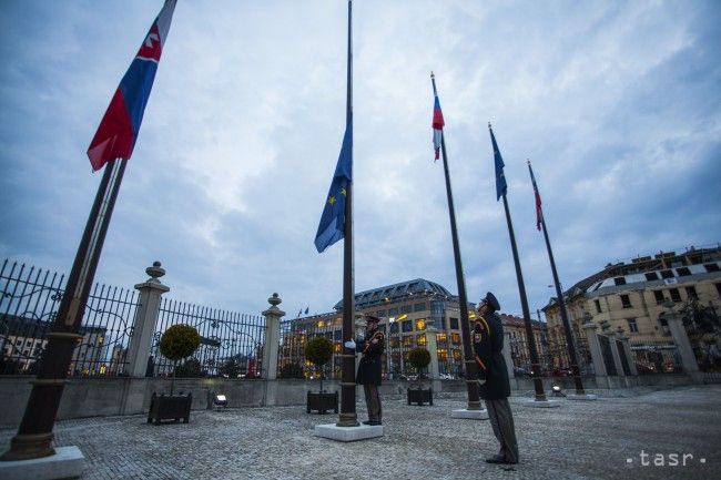 Vlajky na prednom nádvorí Prezidentského paláca stiahli na pol žrde