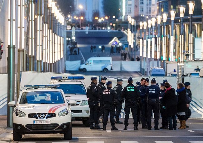 Polícia pátra po jednom z podozrivých z utorňajších bombových útokov