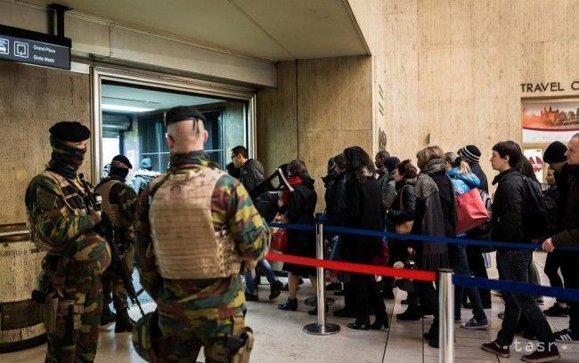 Belgická polícia pátra po mužovi, ktorý sprevádzal atentátnika z metra
