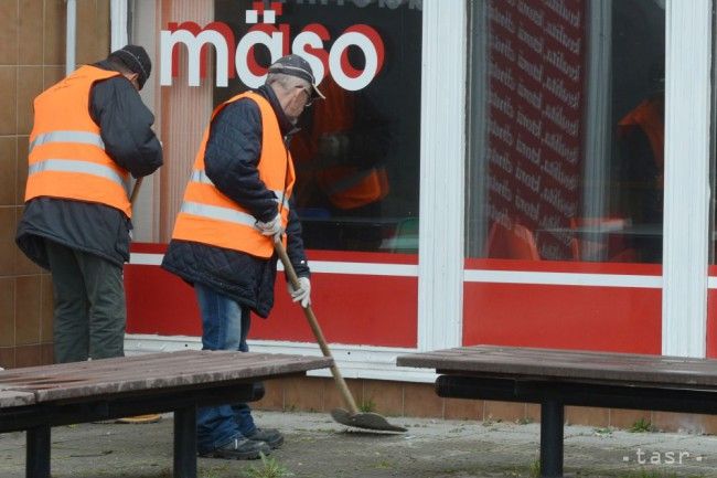 O čistejšiu Karlovu Ves sa bude starať aj 20 ľudí bez domova