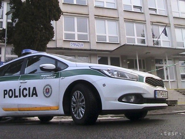 Pri prenasledovaní podozrivého vodiča sa zrazili dve policajné autá